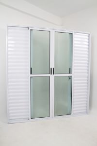 Porta Balcão de Alumínio Branco de 6 folhas