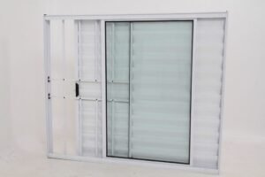 Janela Veneziana de Alumínio Branco de 3 folhas com Grade